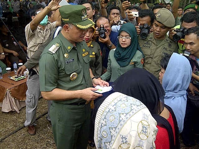 Walikota Jambi SY Fasha menyerahkan kompensasi secara simbolis kepada PSK Pucuk 